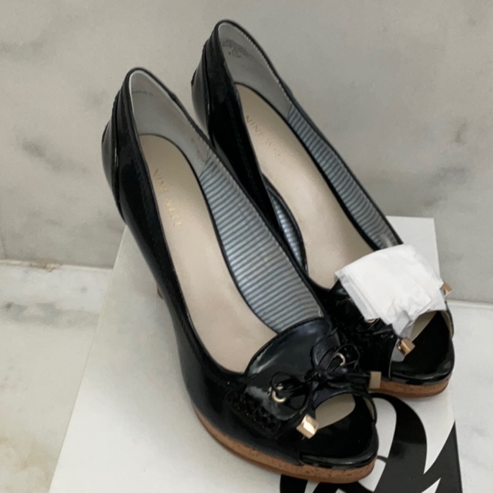 Nine West Black Patent Peep-Toe high heel Pumps with Bow & Gold Accent 8 1/2 NIB